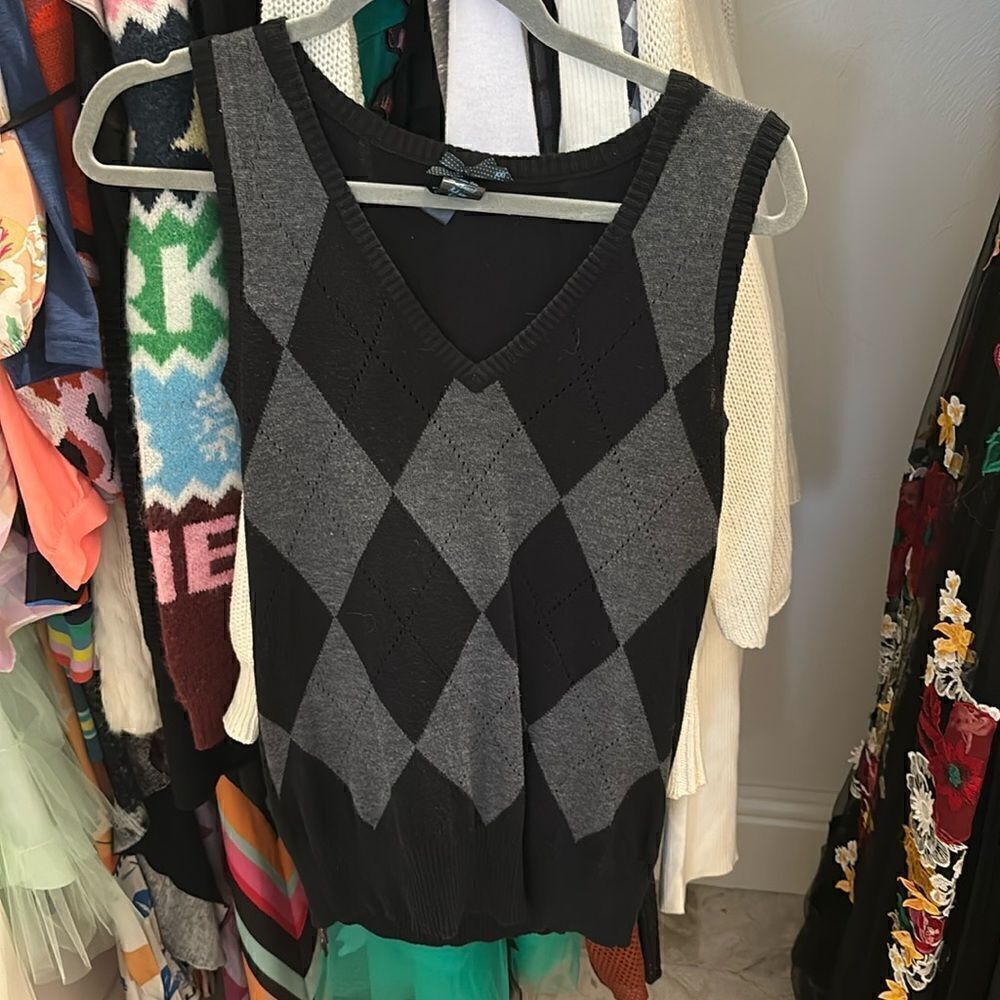 Y2K vintage, Forever 21 black and gray argyle sweater vest, sz S